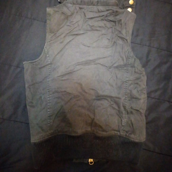 Sleveless Black Jacket with Furry Hood - Picture 3 of 3